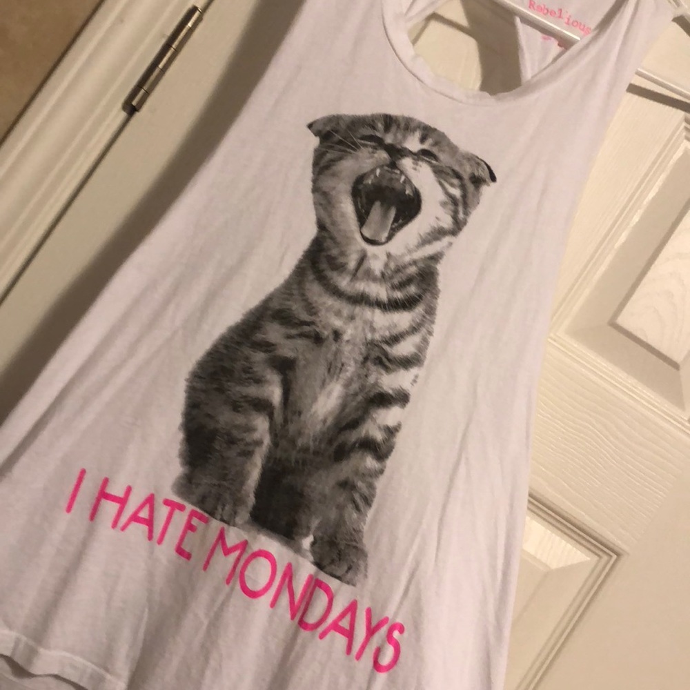 Muscle tee with cat 🐈